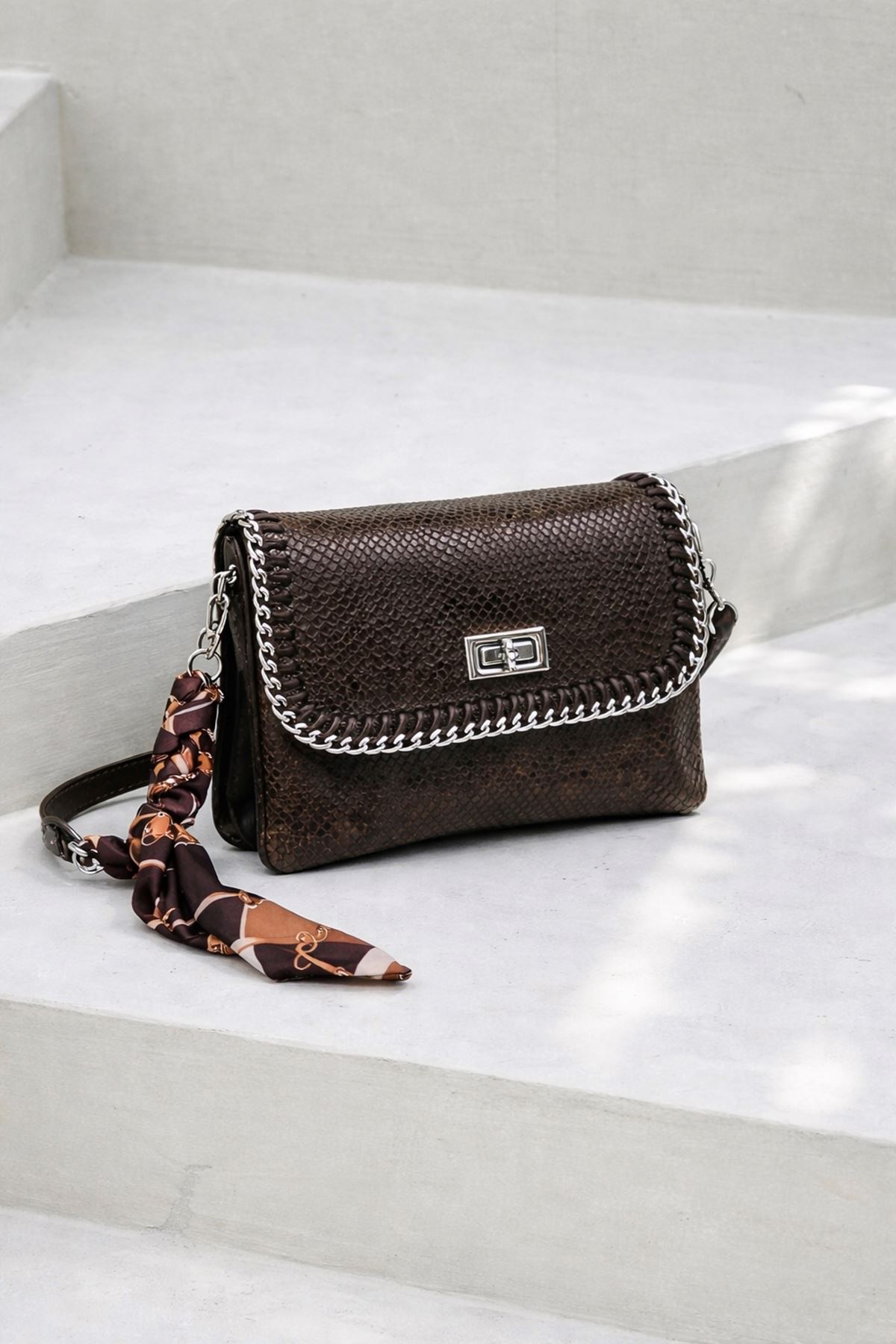 Kadın Metal Kilitli Fularlı ve  Desenli Kahverengi  Omuz ve El  Çantası Zoin